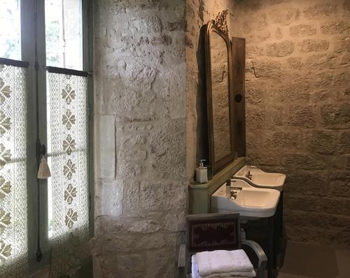 Ένα μπάνιο στο Chambres d'hôtes au château de Favols