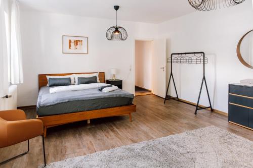 1 dormitorio con cama, escritorio y silla en Alles neu: 1-Zi zentral am Exerzierpl. 24h-Checkin en Kiel