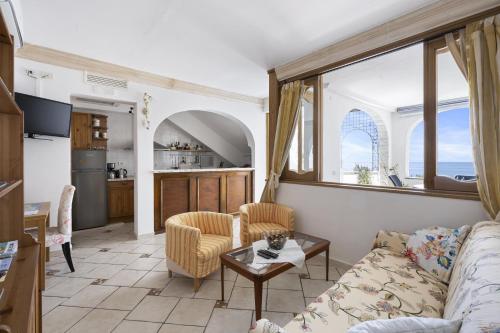 uma sala de estar com um sofá e uma mesa em Maristella em Positano