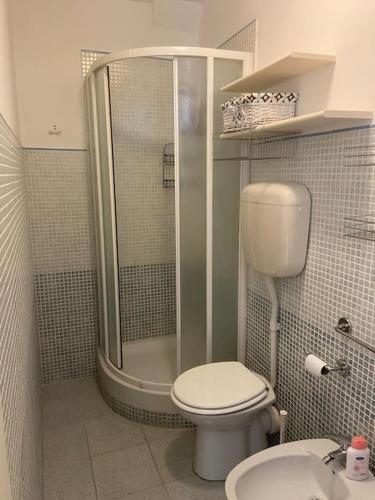 a bathroom with a shower and a toilet and a sink at Il Glicine - Monolocale a due passi dal centro in Urbino