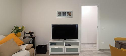 uma sala de estar com uma televisão de ecrã plano num armário branco em Nice House em Atessa