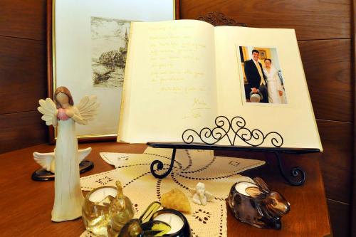a table with a book and a picture of a couple at Schlossgasthof in Artstetten