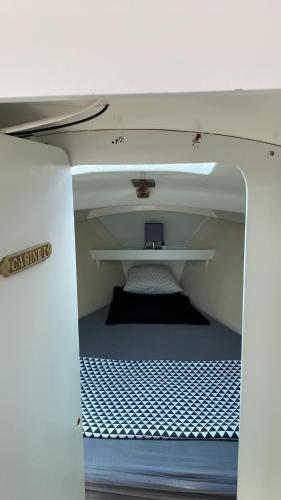 a small room with a bed on a boat at Logement atypique in Cap d'Agde