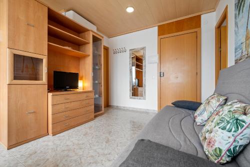 - une chambre avec un lit, une télévision et des armoires dans l'établissement Hauzify I Apartament Parera, à Platja d'Aro