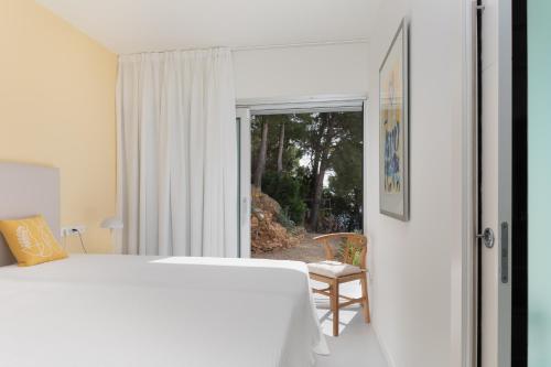 1 dormitorio con 1 cama y puerta que conduce a un patio en VILLA CELIMAR, en Palafrugell