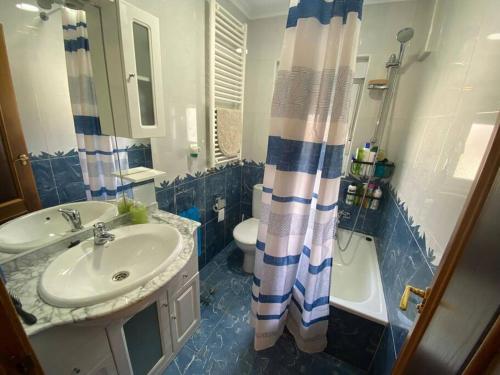 baño con lavabo y cortina de ducha en La Casa Verde, 