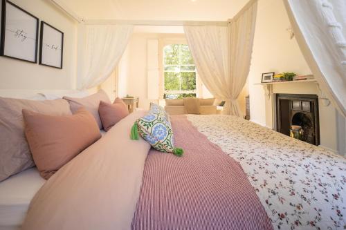 een slaapkamer met een bed, een open haard en een raam bij Studio Apartment in Central Bath in Bath