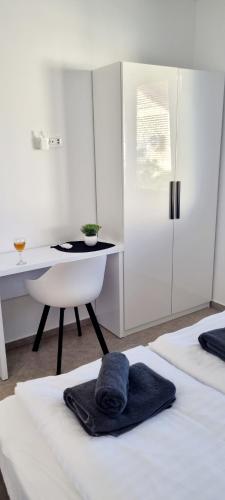 Postel nebo postele na pokoji v ubytování Dinary Apartman