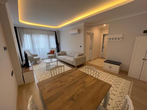 - un salon avec une table et un canapé dans l'établissement PURPLE VIP SUITE, à Trabzon