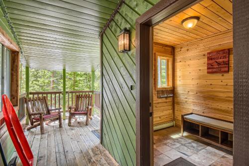 uma cabina de madeira com 2 cadeiras e uma mesa num alpendre em Gasthaus Breck home em Breckenridge