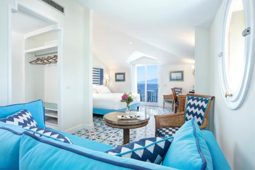 a living room with a couch and a bed at Grand Hotel Ambasciatori in Sorrento