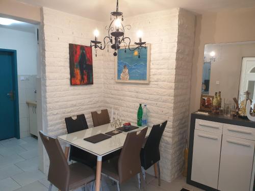 a dining room with a table and chairs at Apartmani Ema in Sutomore