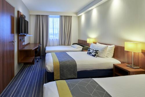 Habitación de hotel con 2 camas y escritorio en Holiday Inn Express Strasbourg Centre, an IHG Hotel, en Estrasburgo