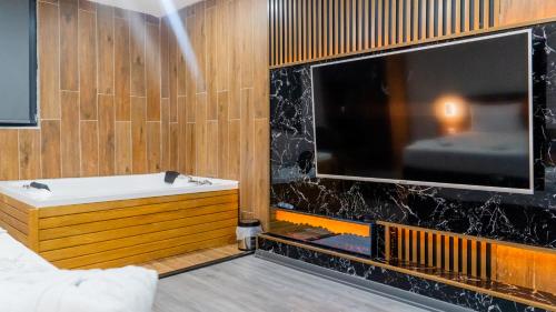 GRAND MOON HOTELにあるテレビまたはエンターテインメントセンター