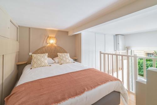 um quarto com uma cama e uma varanda em 2 pièces dans le centre de Beaulieu-sur-Mer , proche de la mer em Beaulieu-sur-Mer