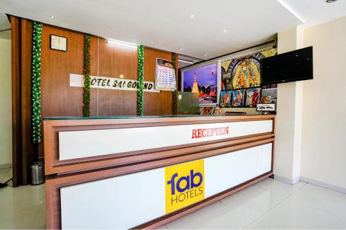 un restaurant fast-food avec un comptoir dans un magasin dans l'établissement FabHotel Sai Govind, à Shirdi