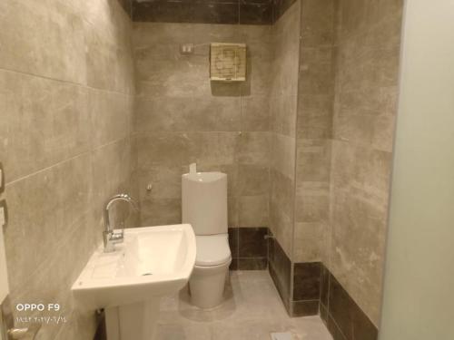 ein Badezimmer mit einem weißen WC und einem Waschbecken in der Unterkunft شقة للايجار في الزمالك in Kairo