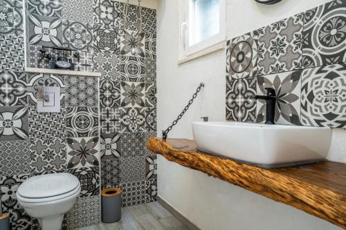 Koupelna v ubytování 2-bedroom Villa La Vita with private heated 33sqm pool