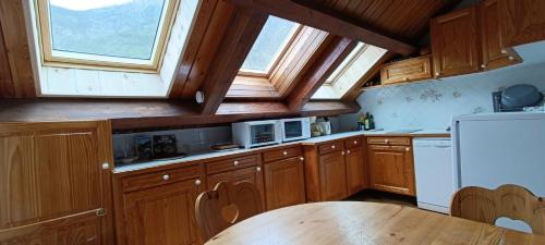 Una cocina o cocineta en APPARTEMENT T3 60M2 à Briançon dans résidence calme avec 7 couchages