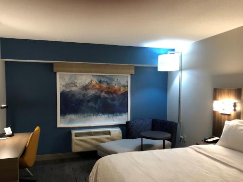 a hotel room with a bed and a blue wall at Holiday Inn Express & Suites Donegal by IHG in Donegal