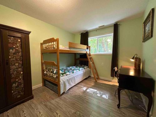 1 dormitorio con 2 literas y piano en Countryroad Cozy 2 Bedrooms basement suite1, en Nanaimo