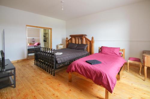 a bedroom with a bed and a couch at Lavish 2 bed sleeps 5 near Lanark in Carstairs