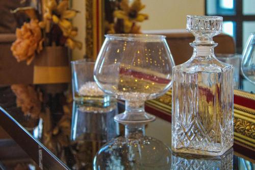 dois copos claros e um vaso numa mesa em Lavish 2 bed sleeps 5 near Lanark em Carstairs