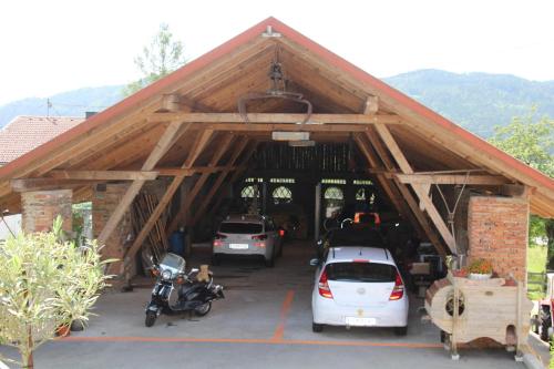 Pemandangan gunung umum atau pemandangan gunung yang diambil dari rumah percutian
