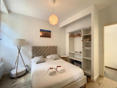 une chambre avec un lit avec deux serviettes dessus dans l'établissement ღ Le Cosy Brienne • T2 au Centre-Ville ღ Métro, à Toulouse