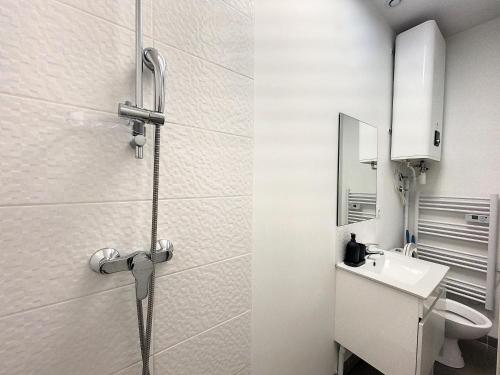 une salle de bain avec douche et lavabo dans l'établissement ღ Le Cosy Brienne • T2 au Centre-Ville ღ Métro, à Toulouse