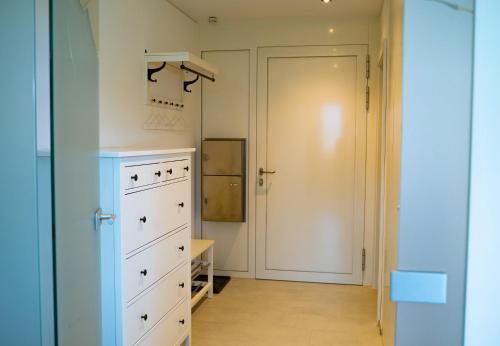 Röns的住宿－Ferienhaus Röns，厨房配有白色抽屉和衣柜。