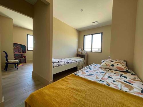 1 Schlafzimmer mit 2 Betten in einem Zimmer in der Unterkunft Villa  Tropicale entre Nîmes Avignon et Arles in Beaucaire