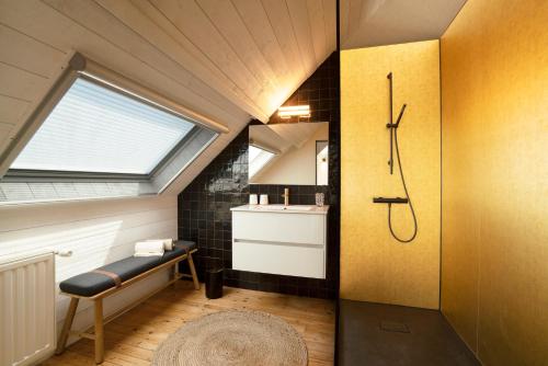 uma casa de banho com um chuveiro e um lavatório. em Battre d'eau, verborgen b&b aan het water em Diksmuide