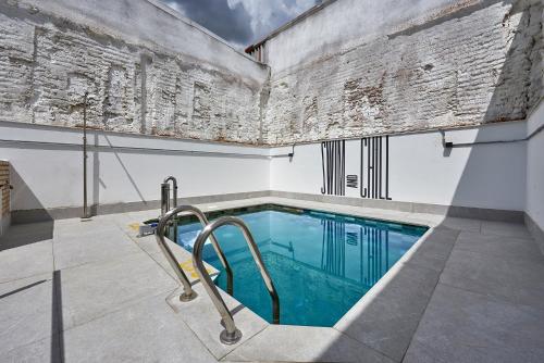 una piscina en un edificio con una pared de ladrillo en Hostelfly en Madrid