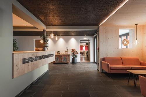 - un hall avec une salle d'attente dotée d'un canapé dans l'établissement Hotel Fernblick, à Bressanone
