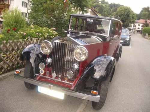 een oude auto geparkeerd aan de kant van een straat bij Haus an der Litz in Schruns