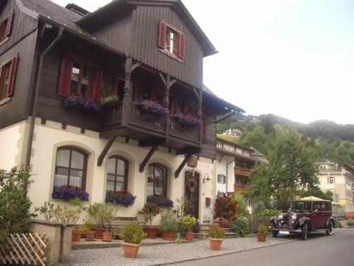 une vieille voiture garée devant un bâtiment dans l'établissement Haus an der Litz, à Schruns