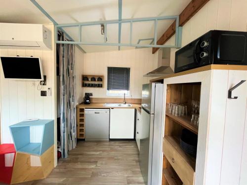 Η κουζίνα ή μικρή κουζίνα στο Camping la Tamarissière