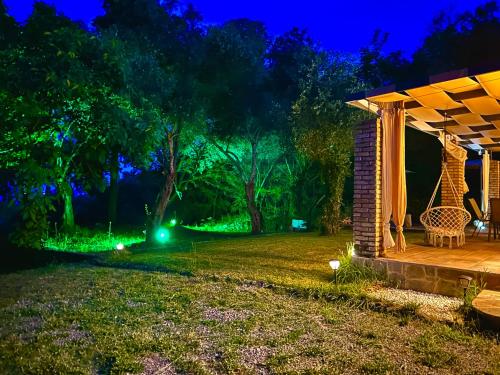un cortile posteriore di notte con gazebo di Anna's cottage house a Perama