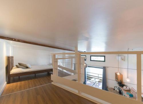 een kamer met een trap en een bed erin bij Studio By KAZUBUNTU in Saint-Leu