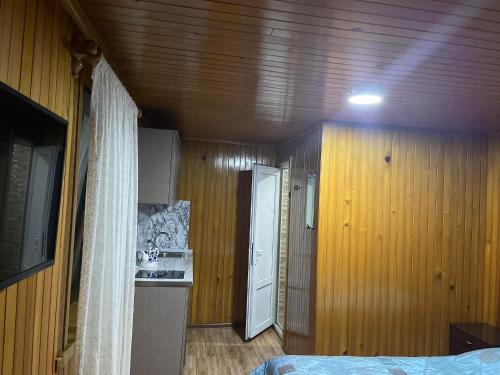 Welcome to Kobuleti في كوبوليتي: غرفة بسرير ومطبخ وباب