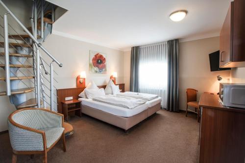 um quarto de hotel com uma cama, uma mesa e cadeiras em Park Residence em Garching bei München