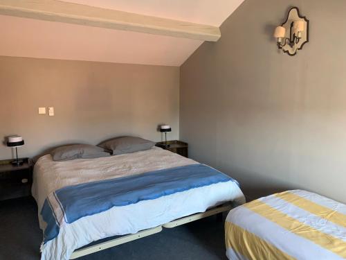 1 Schlafzimmer mit 2 Betten und einem Kronleuchter in der Unterkunft Coquillage bleu in Six-Fours-les-Plages