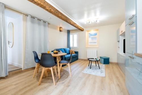 een eetkamer en een woonkamer met een tafel en stoelen bij La Perle de Laigneville - Proche Parc Astérix & Chantilly, parking public gratuit, Wifi & Netflix 