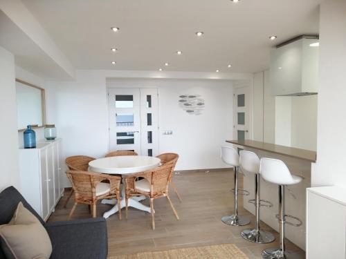 マルグラット・デ・マルにあるRECONNECTAR Malgrat de Mar Garbí Iのテーブルと椅子のあるダイニングルーム