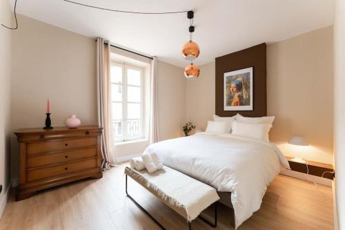 una camera da letto con un grande letto bianco e una finestra di Appart splendide Au Soleil à 2 pas Vieux-Port a Marsiglia