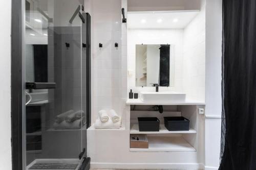 La salle de bains est pourvue d'une douche, d'un lavabo et d'un ordinateur portable. dans l'établissement La Belle Aventure Au Soleil du Vieux-Port, à Marseille