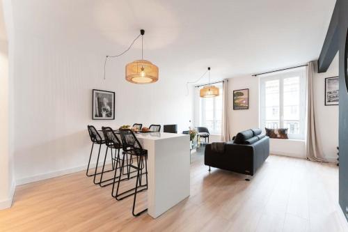 - un salon blanc avec un bar et des chaises dans l'établissement La Belle Aventure Au Soleil du Vieux-Port, à Marseille