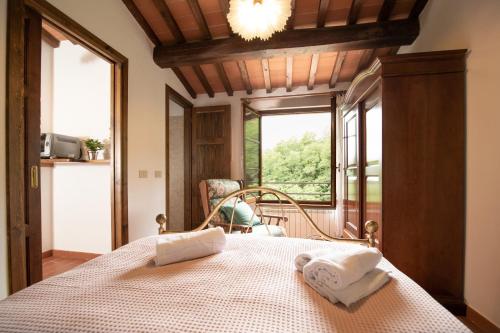 A bed or beds in a room at Casetta di Butia, Ginestra apartment with swimming pool