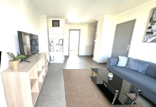 Grand appartement Bron centre proche Eurexpo et Groupamaにあるテレビまたはエンターテインメントセンター